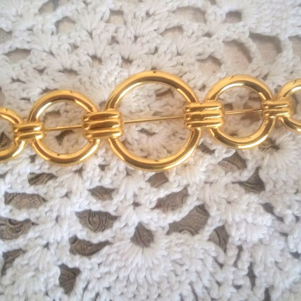 VINTAGE🌸 MONET 90s Gold Tone Circle Brooch Signed